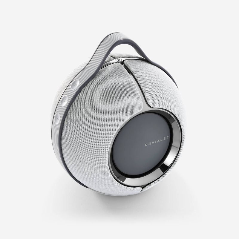 Devialet Mania med ladestasjon.