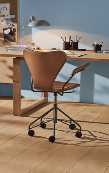 Hovedbilde Series7 kontorstol med arm - fullpolstret Essential Walnut