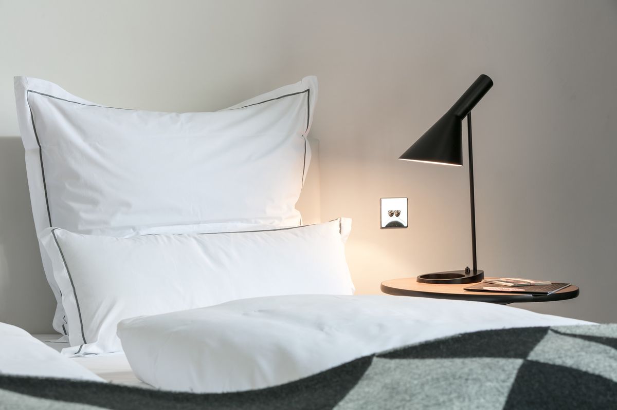 Louis Poulsen AJ Bordlampe, Sort